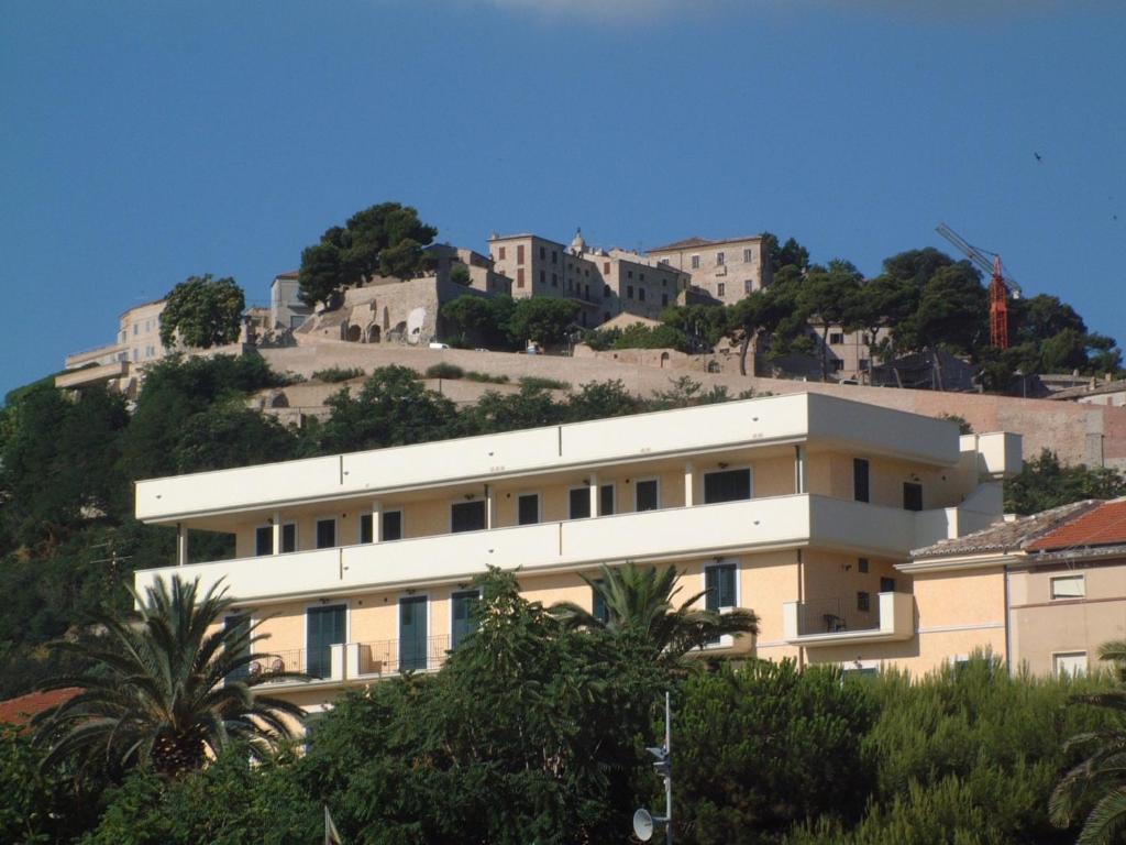 Hotel Capital Cupra Marittima Exteriör bild
